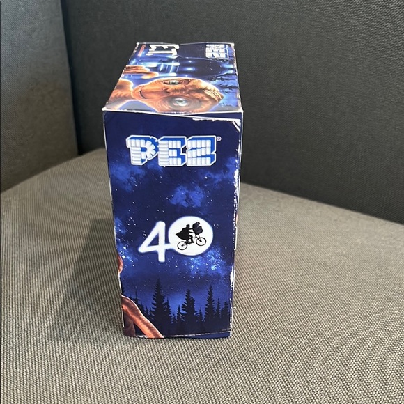 40th Anniversary E.T. Candy Dispenser Set - Red and Tan - Picture 2 of 4